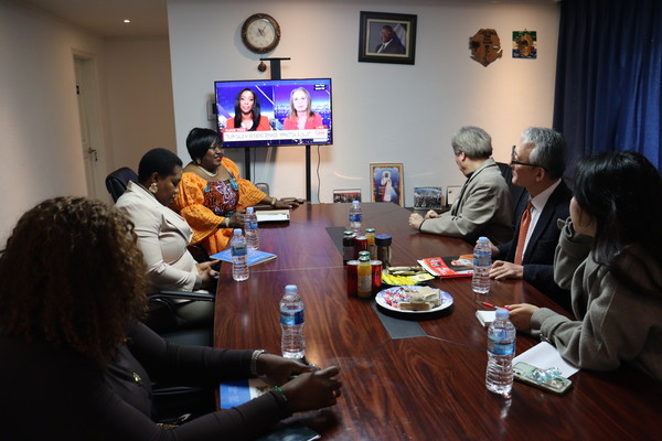 Mrs. Isatu Sema Aisha Sillah (Charge d’Affaires a.i. / First from left) welcomes Korea Ambassador Culture Friendship Association delegation (right side of the table) Photo taken on Friday, March 22nd, 2024 at the Sierra Leone Embassy in Seoul, Republic of Korea