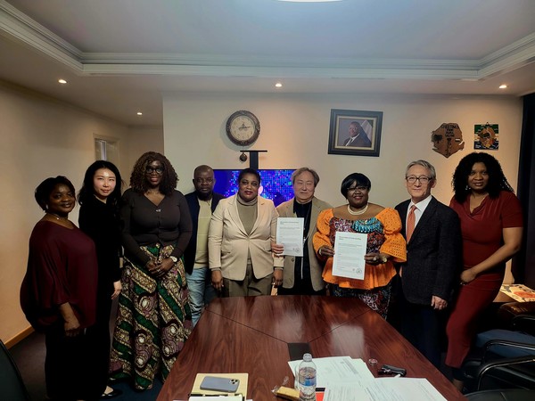 Mrs. Isatu Sema Aisha Sillah (Charge d’Affaires a.i. / third from right) in a group photo holding the signed Memorandum of Understanding with Sierra Leone diplomatic staff (Information Attache, third from left / First Secretary, fifth from left), local staff members, and Korea Ambassador Cultural Friendship Association delegation members. Photo taken on Friday, March 22nd, 2024 at the Sierra Leone Embassy in Seoul, Republic of Korea