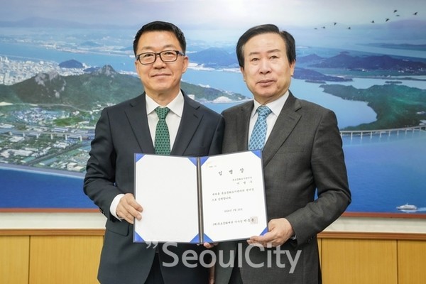 이방수 목포문화도시센터장이 지난 22일 취임했다. 이날 박홍률 목포시장이 임용장을 수여했다./목포시 제공