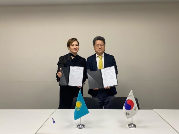 Saltanat Tompiyeva, Chairman of the Civil Aviation Committee of the Ministry of Transport of Kazakhstan (left) and Kim Young-guk, Director of Aviation Policy at the Ministry of Land, Infrastructure and Transport (Photo=Embassy of Kazakhstan in Korea)