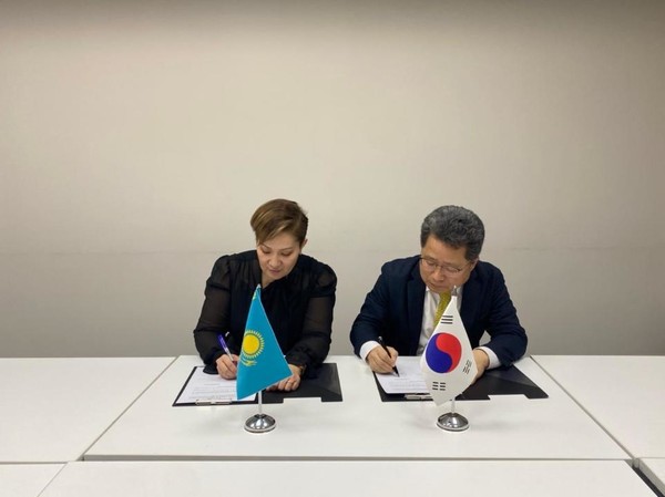 Saltanat Tompiyeva, Chairman of the Civil Aviation Committee of the Ministry of Transport of Kazakhstan (left) and Kim Young-guk, Director of Aviation Policy at the Ministry of Land, Infrastructure and Transport (Photo=Embassy of Kazakhstan in Korea)
