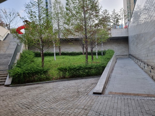 공사 전 (마포종점 나들목 진입부 녹지대) (사진제공=서울시)