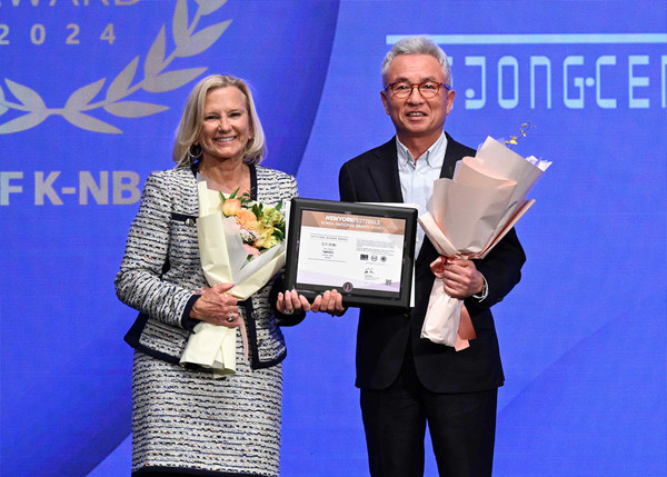 국가브랜드 작품상 수상 사진 세종문화회관 '일무' 사진은 세종문화회관 안호상 사장(오른쪽) (사진제공=세종문화회관)