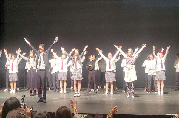 영어뮤지컬 합동공연, 청소년과 어르신이 함께 준비하여 선보인 영어뮤지컬 공연 장면 (사진제공=서울시교육청)