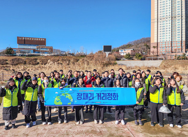 하나님의 교회 학생봉사단 ASEZ STAR가 아산 장재리 일대에서 정화활동을 벌여 환경사랑을 실천했다. (사진제공=하나님의교회)
