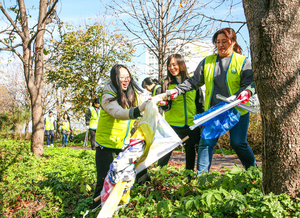 청주 일대 신자들이 충북 청주 덕암천 인근을 정화하며 지역사회를 쾌적하게 만들었다. (사진제공=하나님의교회)