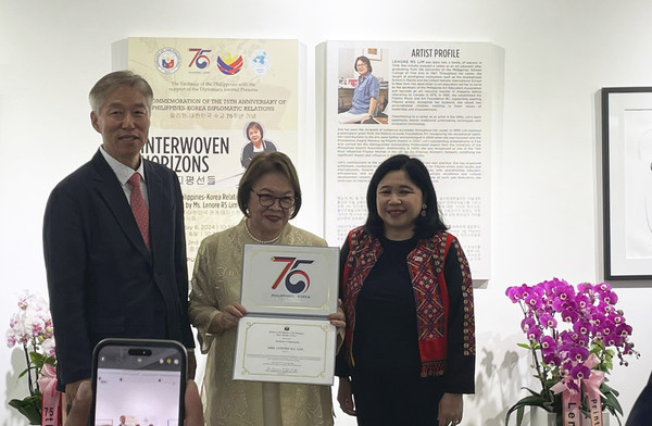 레노어 R.S. 림 작가(가운데)와 테레사 디존-데 베가 주한 필리핀 대사(오른쪽) (사진=주한필리핀대사관)