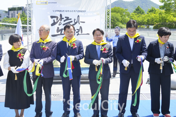 강기정 광주광역시장이 20일 오전 동구 국립아시아문화전당 플라자브릿지에서 열린 ‘고 노무현 전 대통령 서거 15주기 추모 사진전 개막식’에 참석해 정찬용 전 청와대 인사수석, 노무현재단 광주지역위원회 김삼호 상임대표, 김병내 남구청장 등 내빈들과 테이프 커팅을 하고 있다./광주광역시 제공