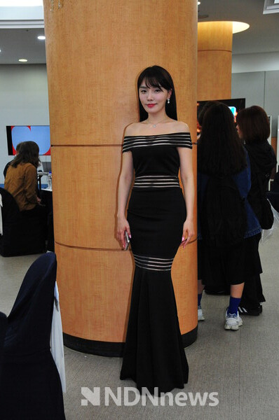 배우 겸 가수 문송희, 아름다운 불랙드레스의 선을 전주국제영화제 레드카펫 대기실에서도 울려.... 사진촬영 - 김인식 작가