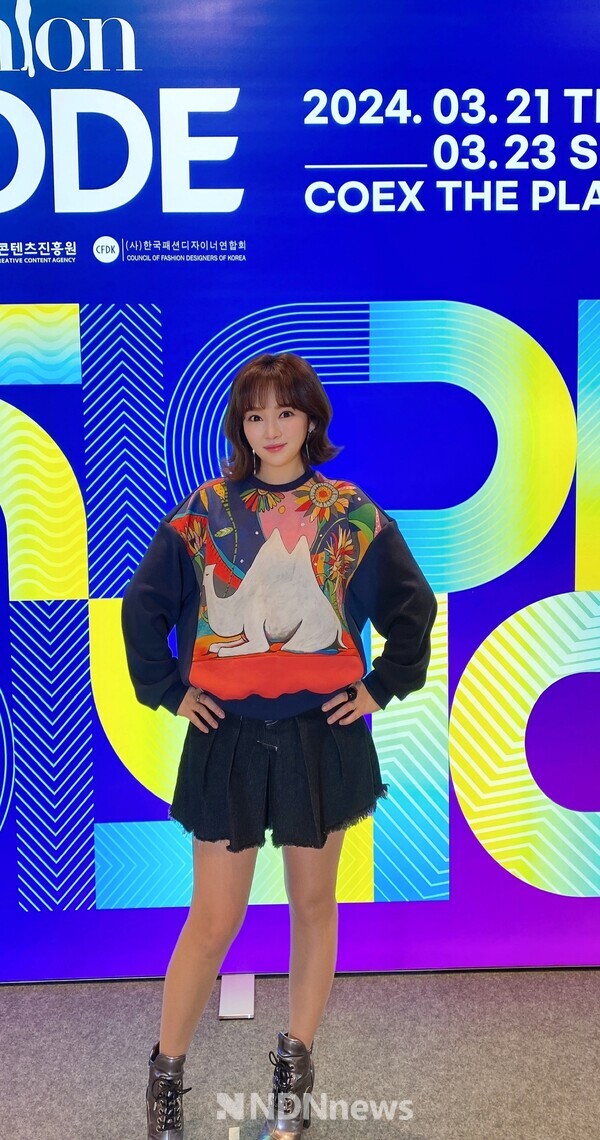 윤송아, 「패션코드 2024 F/W」 트리플루트 패션쇼에서 아트콜라보 의상 선보여 포토월 빛내... / 사진촬영 - 김인식 작가