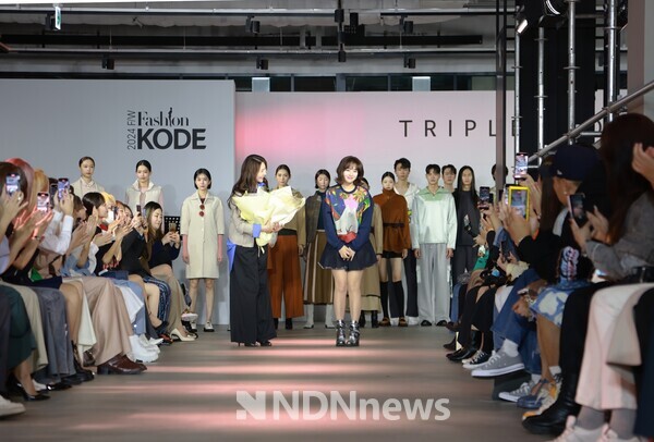 디자이너 이지선 트리플루트 대표에게 축하를 받고 있는 윤송아 작가 / 사진제공 - 네모미디어