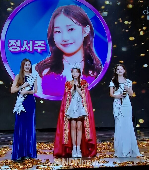 미스트롯3 선 배아현, 진 정서주, 미 오유진 수상소감 전하고 있다 / 사진촬영 - 미스트롯3 방송촬영