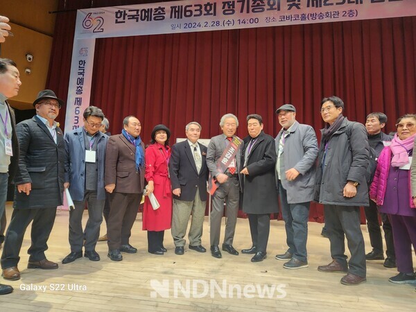 사진 / 조강훈 회장(중), 김동현 배우, 이진영 이사장 등 당선 축하 기념사진 촬영하고 있다