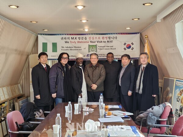 사진 / 한명구 감독, 나이지리아 제작팀과 업무제휴 기념사진촬영