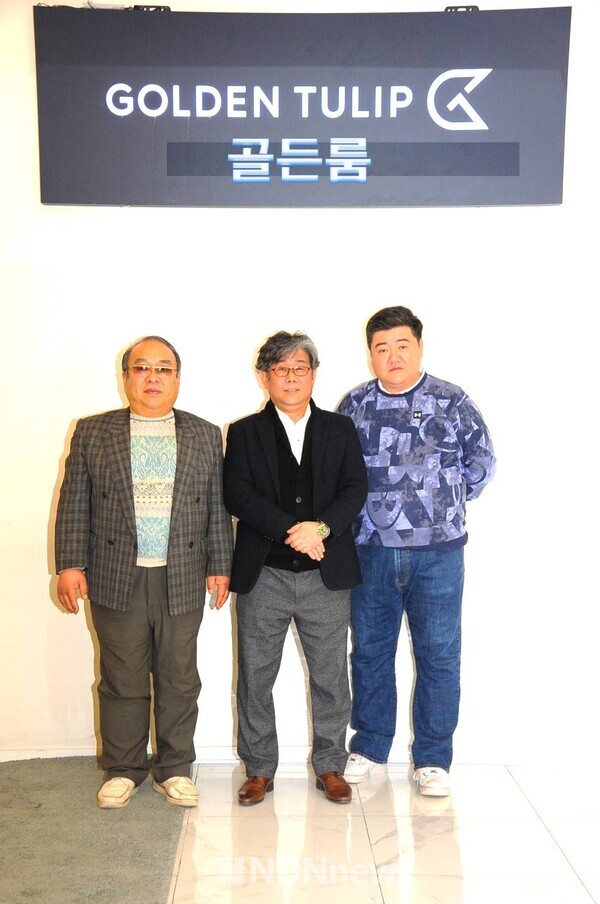 작곡가 홍성민 총감독, 윤학성 대표, 김진욱 회장, '사랑나눔콘서트' 종료후 기념사진촬영  / 사진촬영-엔디엔뉴스