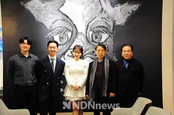 (좌)아트컨티뉴 안성찬관장, 아트컨티뉴 엄진성대표, 윤송아 작가, 한국미술협회 이광수이사장 / 사진촬영-김인식 작가