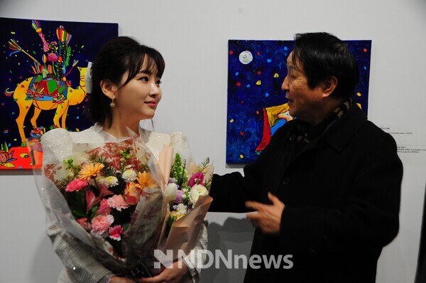 윤송아 작가, 김종근 미술평론가와 작품 대화를 나누고 있다 / 사진촬영-김인식 작가