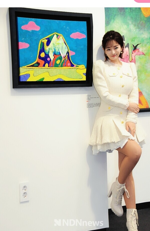 그림속의 낙타화가 윤송아의 아름다운 미소 / 사진촬영 - 김인식 작가