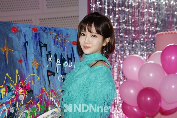 사진 / 윤송아,  '서울콘' 청룡 라이브페인팅 선보이고 있다