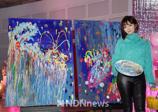 사진 / 청룡 라이브페인팅 선보이고 있는 아트테이너 윤송아