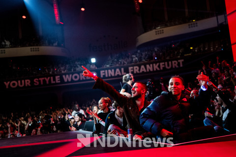 사진 / 관객들이 현장에서 직접 승자를 선택하는 방식의 레드불 댄스 유어 스타일