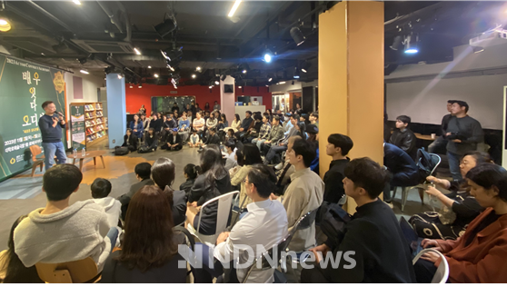 ‘2023 배우 잇다 오디션’에서 강윤성 감독이 강연을 하고 있다. [사진=한국연극배우협회]