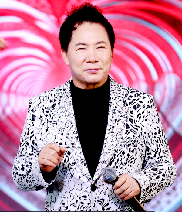 인기가수 이진관 