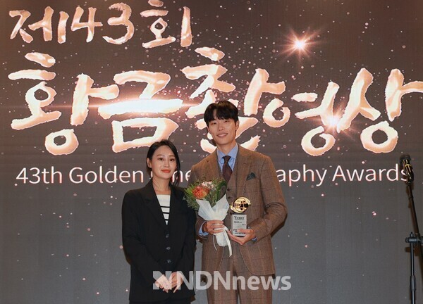 황시현 대표, 배우 류준열에게 시상 기념사진촬영 / 사진제공 = 황금촬영상 조직위원회