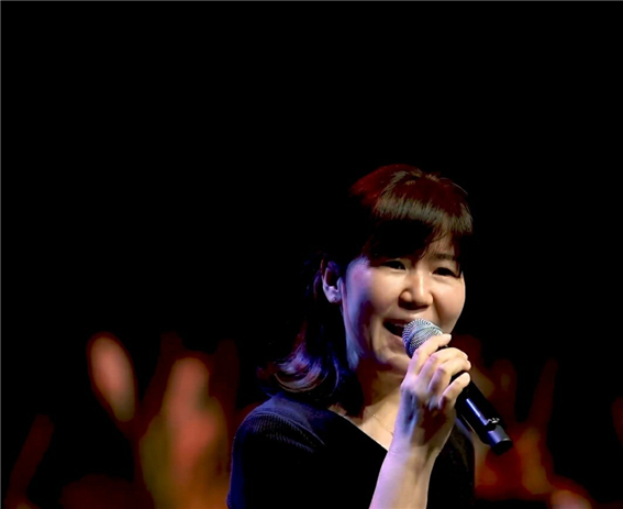 가수 유연이 공연모습 