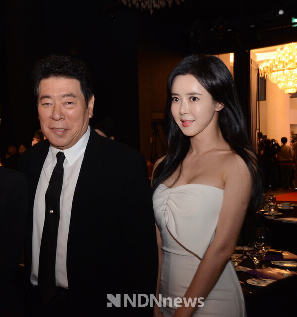 한국영화배우협회 부이사장 김동현 배우 대선배님과 기념사진촬영하고 있는 엄수빈 / 사진촬영 = 엔디엔뉴스