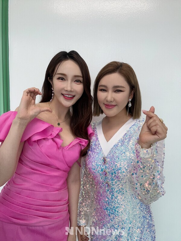 앵콜요정 트롯가수 김지현와 송가인 [사진=J&M Entertainment]