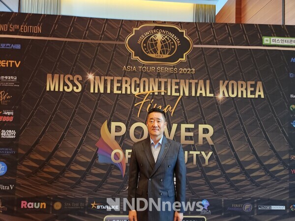 사진 / 유석종 회장 심사위원하고 기념사진촬영