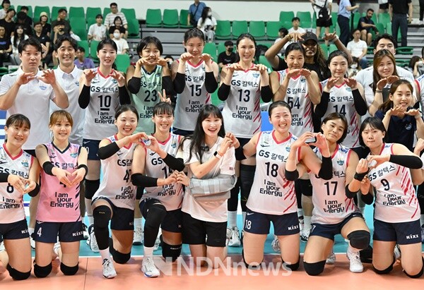 GS칼텍스는 4일 구미 박정희체육관에서 열린 대회 4강전에서 현대건설을 세트스코어 3-1로 역전승후 기념촬영을 하고 있다[사진=kovo제공]
