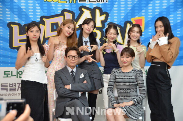 "벡만상사" 제작발표회 출연진 단체사진촬영 / 사진제공 = 네모미디어