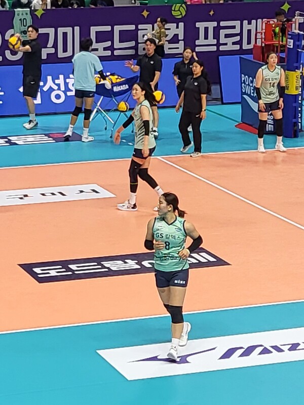 30일 구미에서 열리는 2023 구미·도드람컵 프로배구대회에서 태국 초청팀 촌부리와 첫 경기에서 GS칼텍스 입단한 김민지 선수가 경기전 코트에서 연습을 하고 있다.[사진=엔디엔뉴스] 