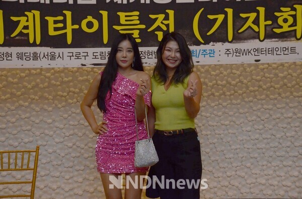 배우 겸 왕홍인플루언서 이은지(은지언니)가 세계챔피언 복서 최현미 기자회견 응원 방문 기념사진촬영 / 사진촬영 = 김인식 기자