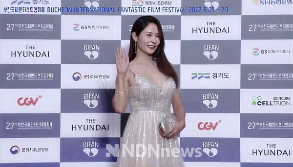 팬들에게 인사하고 있는 배우 나예린 / 사진제공 = 네모미디어