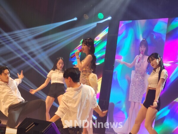 6월 25일 오후 3시 안산 올림픽 기념관에서 열린 '안산시민과 함께하는 K-트롯콘서트' 에서 미스 트롯 출신 김의영이 열창하고 있다.[사진=엔디엔뉴스]  