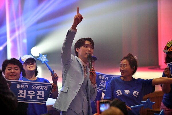 6월 25일 오후 3시 안산 올림픽 기념관에서 열린 '안산시민과 함께하는 K-트롯콘서트' 에서 미스터 트롯 출신 최우진이 팬들과 함께 열창 하고 있다.[사진=엔디엔뉴스]  