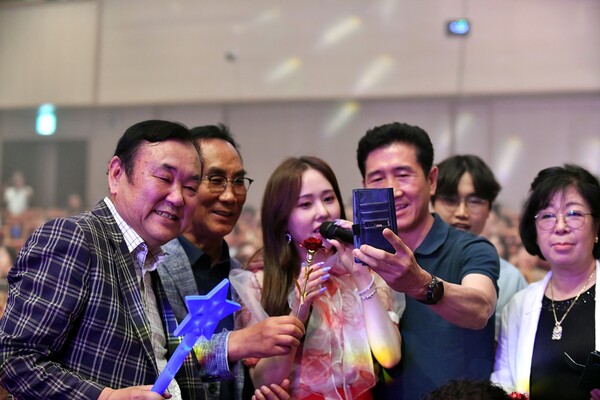 6월 25일 오후 3시 안산 올림픽 기념관에서 열린 '안산시민과 함께하는 K-트롯콘서트' 에서 미스 트롯 출신 권민정이 팬들과 함께 열창 하고 있다.[사진=엔디엔뉴스]  