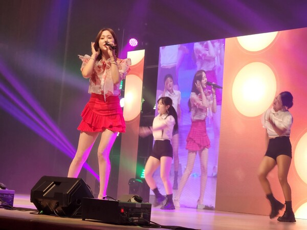 6월 25일 오후 3시 안산 올림픽 기념관에서 열린 '안산시민과 함께하는 K-트롯콘서트' 에서 미스 트롯 출신 권민정이 열창 하고 있다.[사진=엔디엔뉴스]  