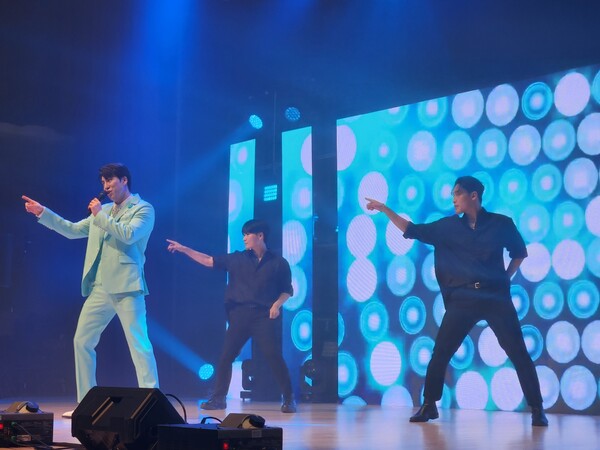 6월 25일 오후 3시 안산 올림픽 기념관에서 열린 '안산시민과 함께하는 K-트롯콘서트' 에서 미스터 트롯 출신 강재수가 열창 하고 있다.[사진=엔디엔뉴스]  