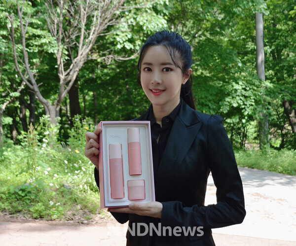 영화"번뇌"에 출연중 후원사을 위해 사진촬영에 응해주는 배우 엄수빈 / 사진촬영 = 김인식 기자