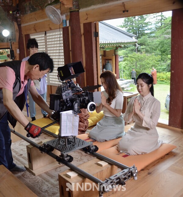 아산시 봉곡사 사찰에서 촬영을 하고 있는 나예린, 엄수빈 / 사진촬영 = 김인식 기자