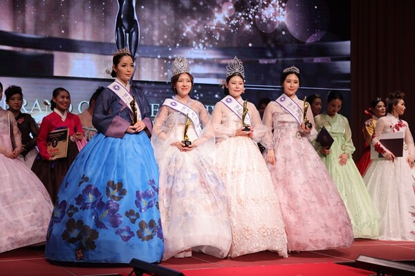 한복대회 (퀸)고다연,(진)양나영,(선)유수빈,(미)이혜진