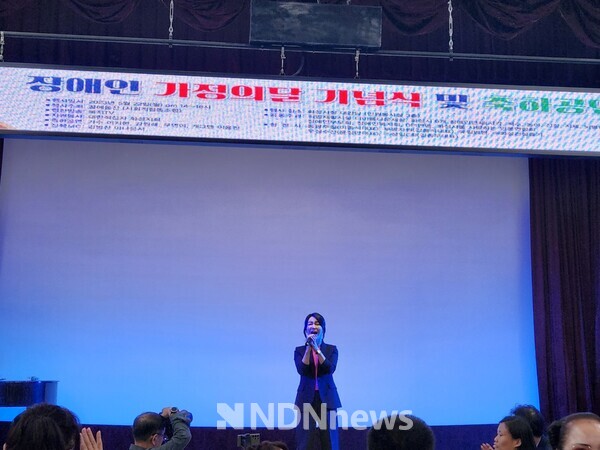 인기 연예인 우연이 가수가 화성시청 3층에서 열린 장애인 가정의달 선포식 및 기념 축하공연에 열창하고 있다.[사진=엔디엔뉴스]