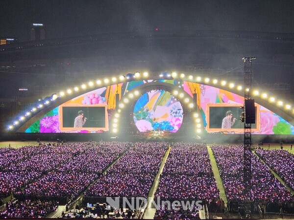 '2023 조용필&위대한 탄생 콘서트' 가 13일 밤 서울 잠실종합운동장 올림픽주경기장에서 '가왕'(歌王) 조용필과 3만 5천 여명 팬들과 하나되어 인생의 노래를 함께 하고 있다.[사진=엔디엔뉴스]