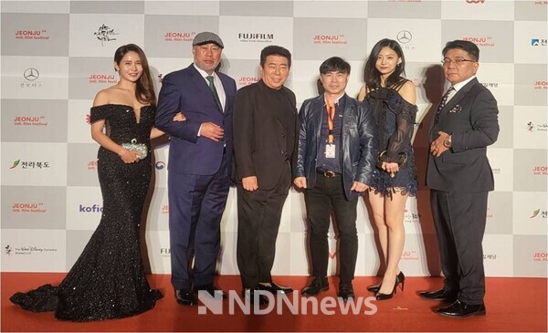 배우 나예린, 영화배우협회 이진영 이사장, 김동현 수석부이사장, 김인식 기획총감독, 배우 이예나, 배우협회 사무총장 "전주국제영화제" 참여 레드카펫 포토존 기념사진촬영 / 사진촬영 = 네모미디어