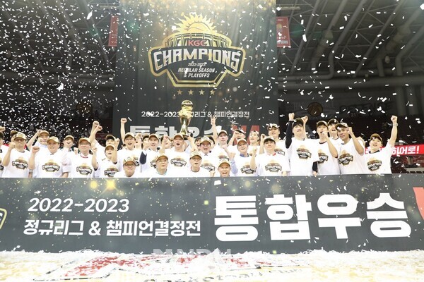 7일 안양체육관에서 열린 2022~2023 프로농구 챔피언결정전 7차전에서 연장전까지 가는 접전 끝에 KGC인삼공사가 서울SK에 100대 97로 승리했다.[사진=안양시]