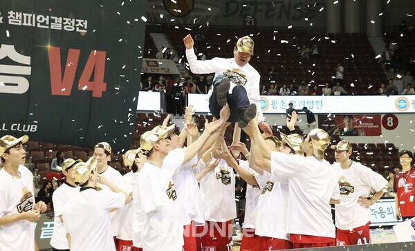 7일 안양체육관에서 열린 2022~2023 프로농구 챔피언결정전 7차전에서 연장전까지 가는 접전 끝에 KGC인삼공사가 서울SK에 100대 97로 승리했다.[사진=안양시]